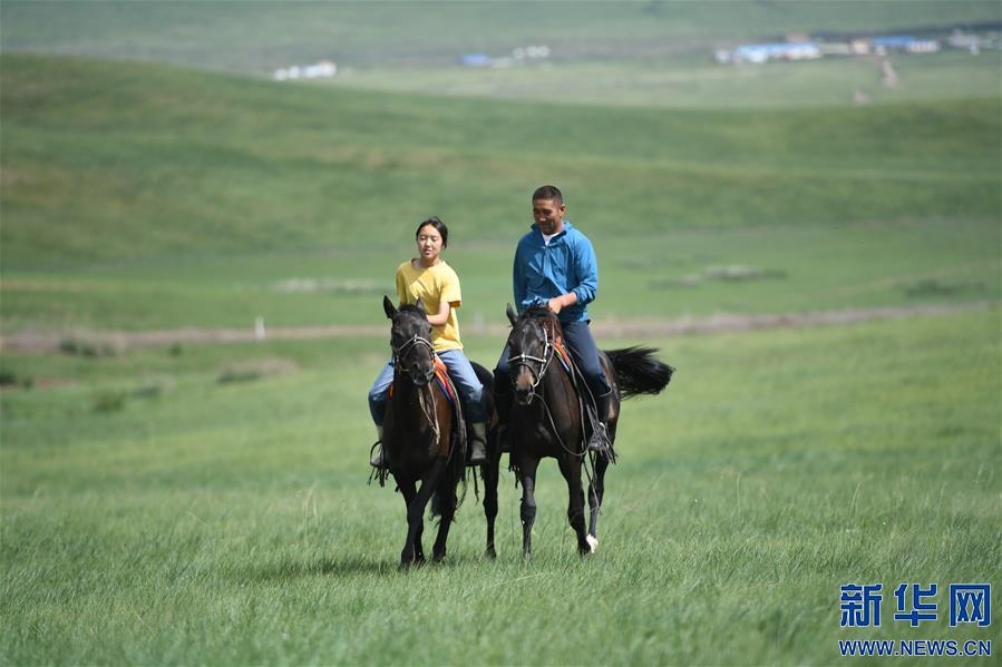 （特別的暑期生活·圖片故事）（3）草原女孩錫林花的暑期“歡樂時(shí)光”