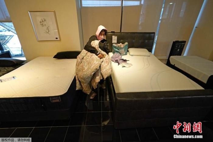 當(dāng)?shù)貢r(shí)間2月17日，美國得州的一家畫廊兼家具店內(nèi)，大批民眾來此避寒取暖，其中不乏一些人帶著被子來過夜。美國近日遭遇極寒天氣侵襲，多地氣溫創(chuàng)近年新低，其中得州災(zāi)情最嚴(yán)重，暴風(fēng)雪導(dǎo)致電網(wǎng)在酷寒中癱瘓，約400萬居民家中長時(shí)間停電。美國國家氣象局表示，得州休斯敦等地的氣溫甚至比靠近北極圈的阿拉斯加還要低。