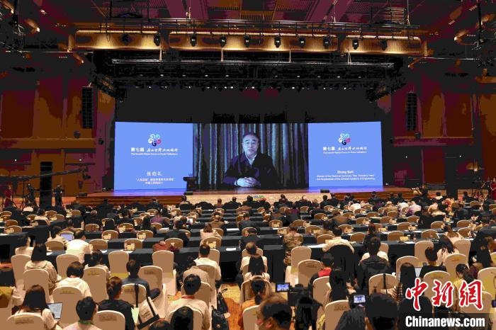 中國工程院院士、“人民英雄”國家榮譽(yù)稱號獲得者張伯禮通過視頻發(fā)表主旨演講?！∈⒓样i 攝