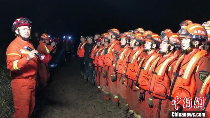 平遙縣消防救援大隊大隊長龔宇作總攻發(fā)起前的動員。　閆旭輝 攝