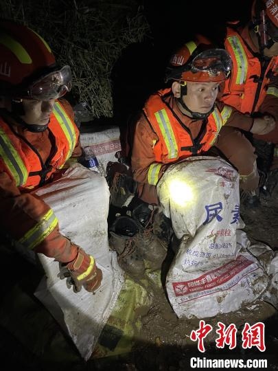 短暫修整期間，消防員脫掉鞋襪，用編織袋套住腿腳保暖?！￠Z旭輝 攝