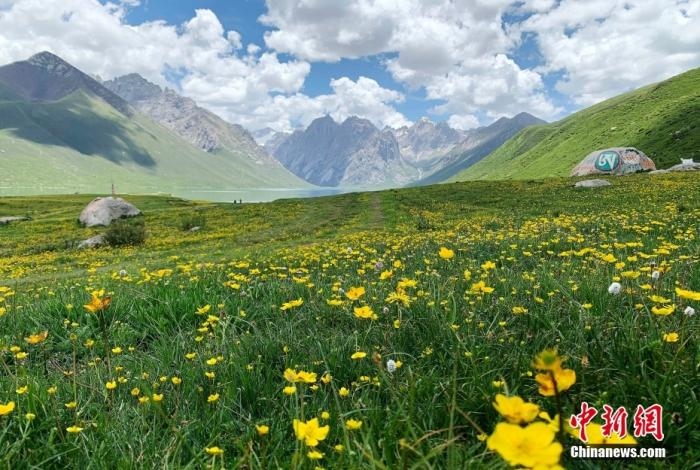 位于青海省果洛藏族自治州久治縣的年保玉則意為“神圣不可侵犯的地方”，山形如蓮花，總面積3469平方公里，保存有冰蝕地貌、冰磧地貌、現(xiàn)代冰川等地質(zhì)遺跡，有“天神后花園”之稱(chēng)。
<a target='_blank' href='http://www.chinanews.com/'>中新社</a>記者 孫睿 攝