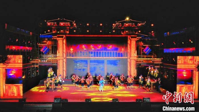 2021昭君文化旅游活動專場晚會現(xiàn)場?！≈苄橇?攝