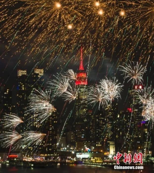 　　2018年，中國(guó)駐紐約總領(lǐng)事館前的哈德遜河上空燃放起焰火，慶祝中國(guó)狗年春節(jié)。