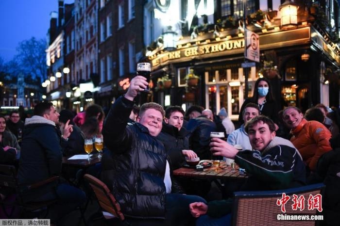 當(dāng)?shù)貢r(shí)間2021年4月12日，英國(guó)進(jìn)入放松疫情封鎖措施的第二階段。商鋪、理發(fā)店、健身房等被允許重新開張，酒吧和餐館也可以在室外營(yíng)業(yè)。據(jù)悉，酒吧解封的第一晚，倫敦大批民眾在市中心喝酒跳舞，場(chǎng)面宛如狂歡節(jié)。