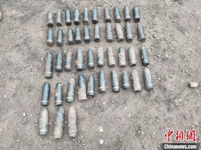 圖為發(fā)現(xiàn)的遺留炮彈?！√厝崭駱?攝