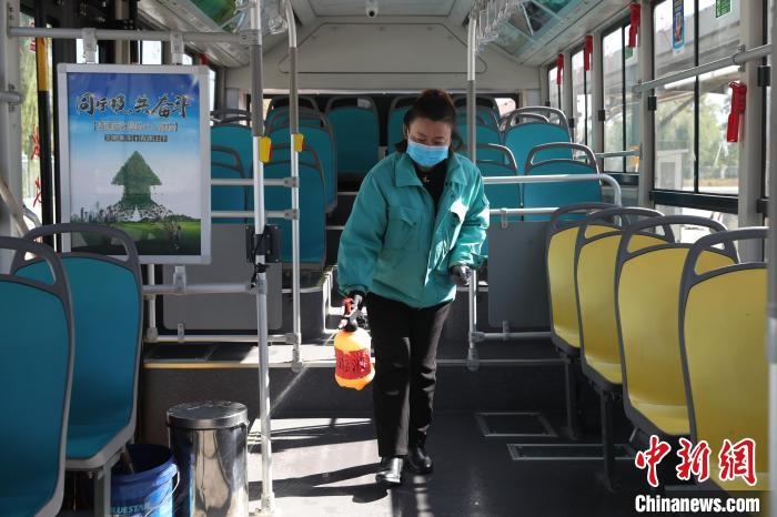 工作人員正在對公交車進(jìn)行消殺?！∮诰?攝