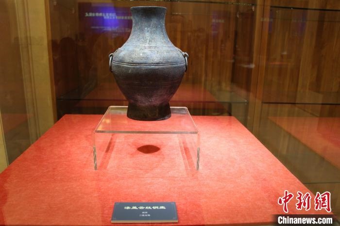 二級文物戰(zhàn)國時期漆蓋云紋銅壺?！≮w曉 攝