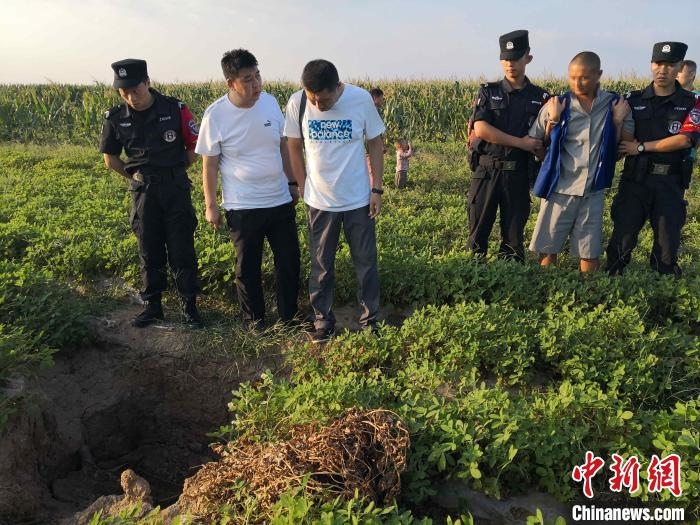 資料圖：犯罪嫌疑人辨認(rèn)作案現(xiàn)場?！〖蜗榭h公安局供圖