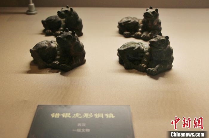 一級文物錯銀虎形銅鎮(zhèn)?！≮w曉 攝