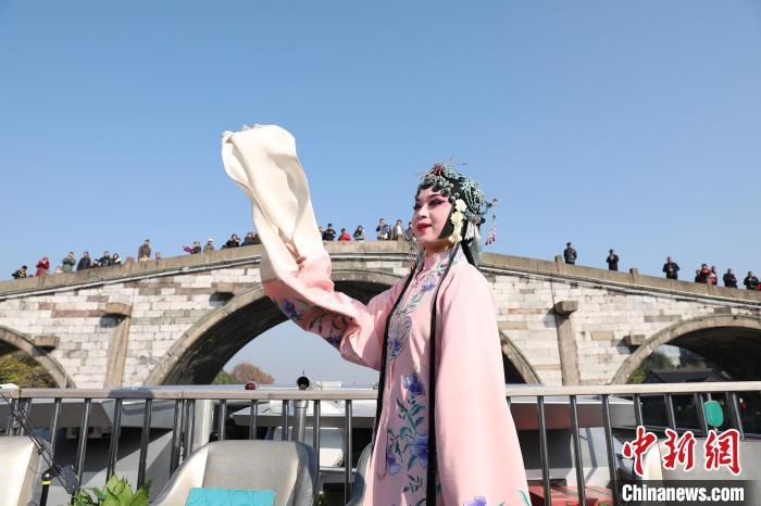 2019京杭對話的大運河京杭雅集活動中，浙江昆劇團國家一級演員楊崑在中國大運河(杭州段)上進行表演?！⌒燔?攝 攝