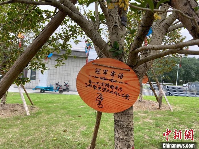 石智勇寫下的寄語。　林波 攝