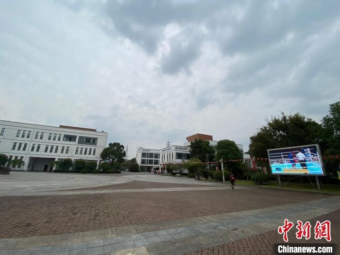 寧波市第二少年兒童業(yè)余體育學校?！×植?攝