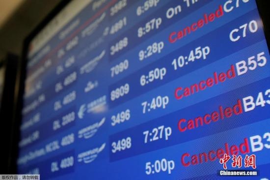 水管破裂造成第四航站樓的多家航班延誤或取消。圖為航站樓內(nèi)的電子公告牌顯示航班信息。
