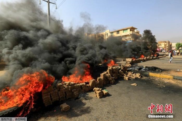 當(dāng)?shù)貢r(shí)間10月25日，蘇丹局勢(shì)發(fā)生突變，過渡政府總理被“綁架”，政府部長(zhǎng)被軍方抓捕，國(guó)家進(jìn)入緊急狀態(tài)，大量民眾走上街頭對(duì)軍方行動(dòng)進(jìn)行抗議，已有7人在抗議活動(dòng)中死亡，140人受傷。圖為抗議活動(dòng)中燃燒的輪胎。