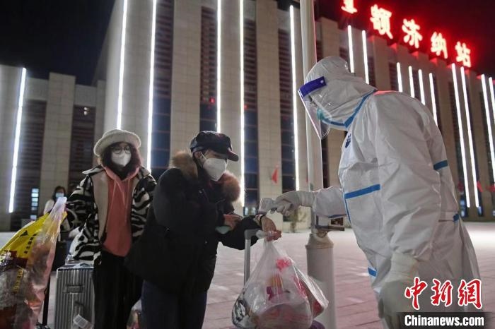 圖為滯留游客被有序轉(zhuǎn)運(yùn)至低風(fēng)險(xiǎn)地區(qū)?！⊥趵?攝