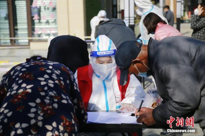 資料圖：青海省西寧市城西區(qū)一核酸檢測(cè)采樣點(diǎn)，居民進(jìn)行信息登記。<a target='_blank' href='http://www.chinanews.com/'>中新社</a>記者 馬銘言 攝