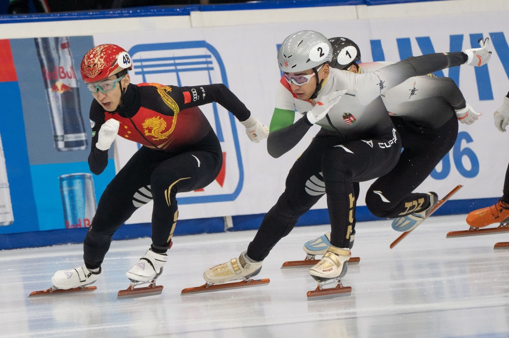 11月20日，中國選手武大靖(左)和匈牙利選手劉少林在比賽中。劉少林奪得冠軍，武大靖獲得第四名。新華社發(fā)(弗爾季·奧蒂洛 攝)