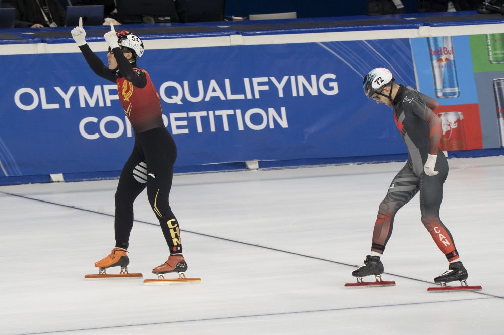 11月20日，任子威(左)在比賽后慶祝。新華社發(fā)(弗爾季·奧蒂洛 攝)