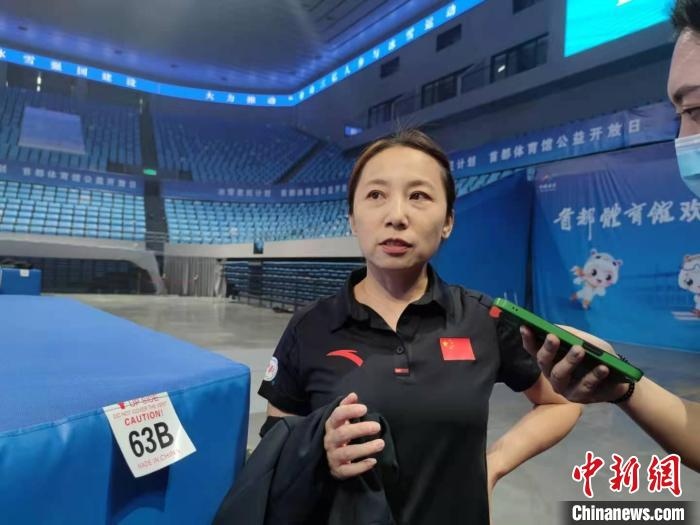 中國滑冰協(xié)會主席、前中國短道速滑隊主教練李琰表示，”冰雪惠民計劃“能推動更多人上冰 郝凌宇 攝