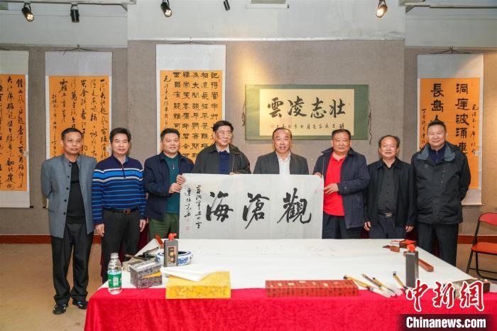 圖為百名將軍書畫展活動現場?！∷涡憬?攝 攝