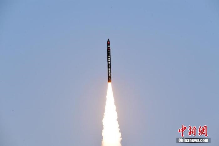 北京時間2021年12月7日12時12分，谷神星一號遙二運載火箭在中國酒泉衛(wèi)星發(fā)射中心成功發(fā)射升空，將搭載的天津大學一號、麗澤一號、寶醞號、金紫荊五號、金紫荊一號03星等5顆小衛(wèi)星順利送入預定軌道，發(fā)射任務獲得圓滿成功。汪江波 攝