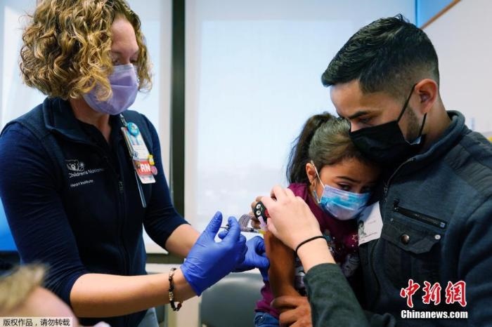 資料圖：當地時間11月3日，美國華盛頓，國立兒童醫(yī)院為孩子接種疫苗。美國新冠疫苗接種進入了一個新階段，數百萬名小學生現在可以接種疫苗。
