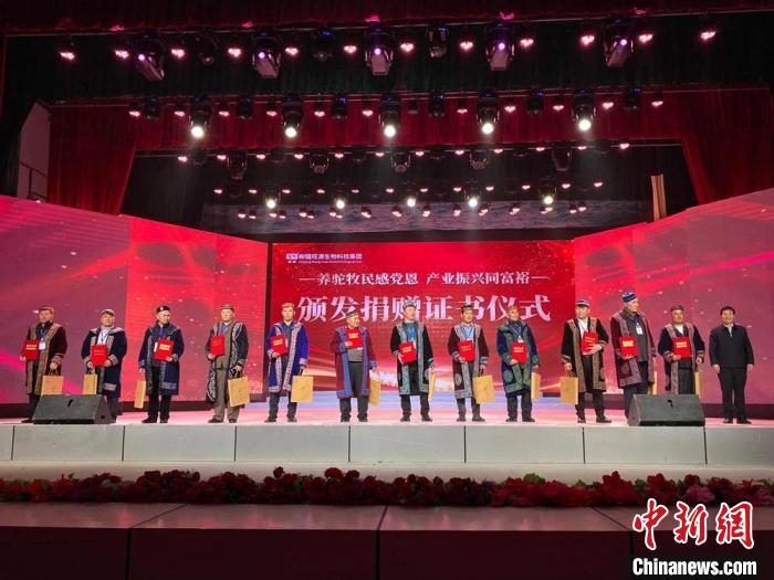 阿勒泰地區(qū)牧民靠企業(yè)的幫扶走上了致富道路?！」o琨 攝