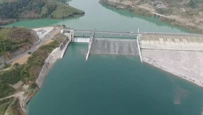 　　圖1 2021年12月7日，督察組使用無(wú)人機(jī)拍攝，保護(hù)區(qū)實(shí)驗(yàn)區(qū)內(nèi)的八吝大壩已建成，且未設(shè)置過(guò)魚(yú)設(shè)施