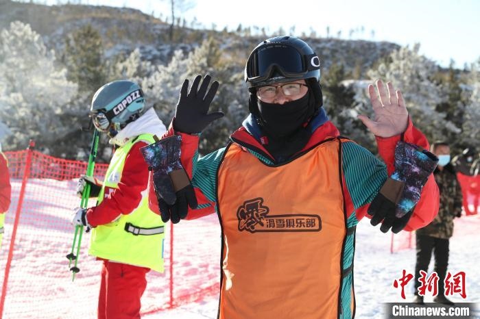 圖為滑雪場現(xiàn)場?！≡S婷 攝