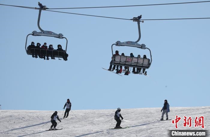圖為滑雪場現(xiàn)場?！≡S婷 攝