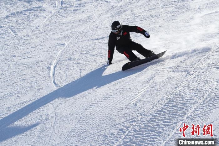 圖為滑雪場現(xiàn)場。　許婷 攝