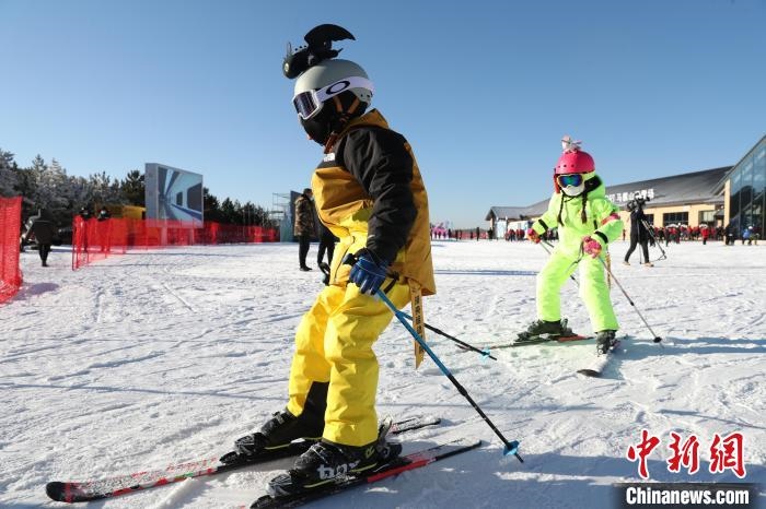 圖為滑雪場現(xiàn)場?！≡S婷 攝