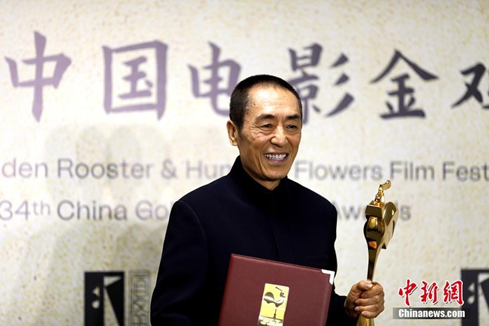 12月30日晚，第34屆中國(guó)電影金雞獎(jiǎng)?lì)C獎(jiǎng)典禮在福建省廈門市舉行。張藝謀以執(zhí)導(dǎo)《懸崖之上》榮膺最佳導(dǎo)演獎(jiǎng)。 <a target='_blank' href='/'>中新社</a>記者 呂明 攝