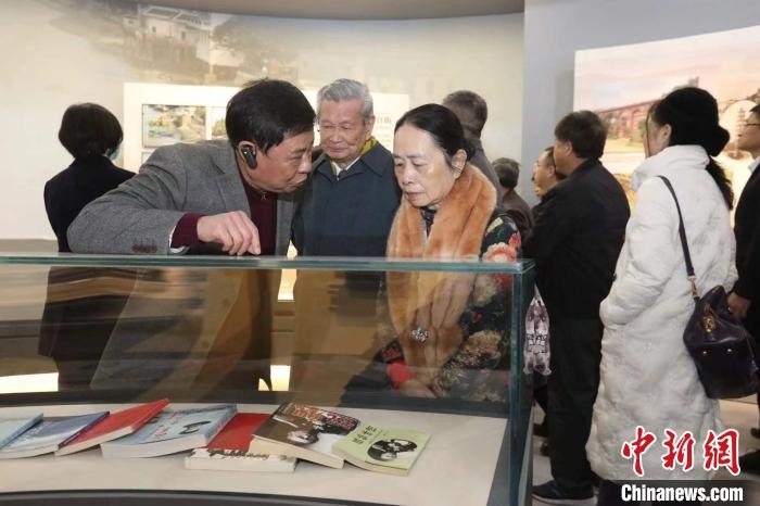 船政后裔在參觀新館?！￡悤造o 攝