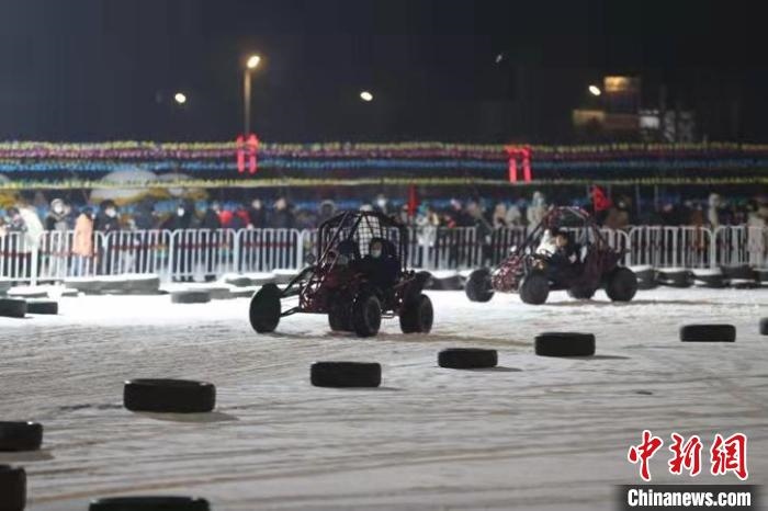 來吧，一起體驗(yàn)雪地越野車的刺激吧?！∮诤Ｑ?攝