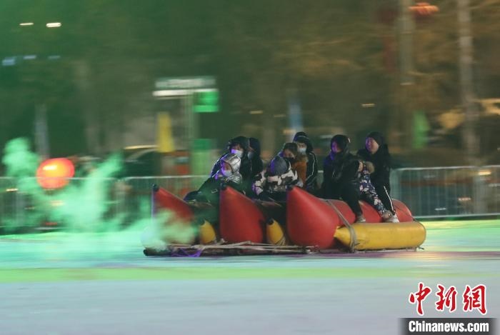 民眾沉醉在冰上香蕉船的快樂中?！∮诤Ｑ?攝