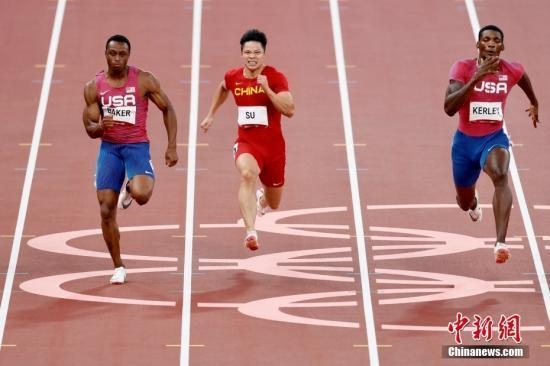 資料圖：北京時間8月1日晚，在東京奧運會男子百米決賽中，中國選手蘇炳添以9.98秒的成績獲得第六名，作為首位闖進(jìn)奧運男子百米決賽的中國人，他再次創(chuàng)造了歷史。圖為蘇炳添在比賽中。<a target='_blank' href='/'>中新社</a>記者 富田 攝