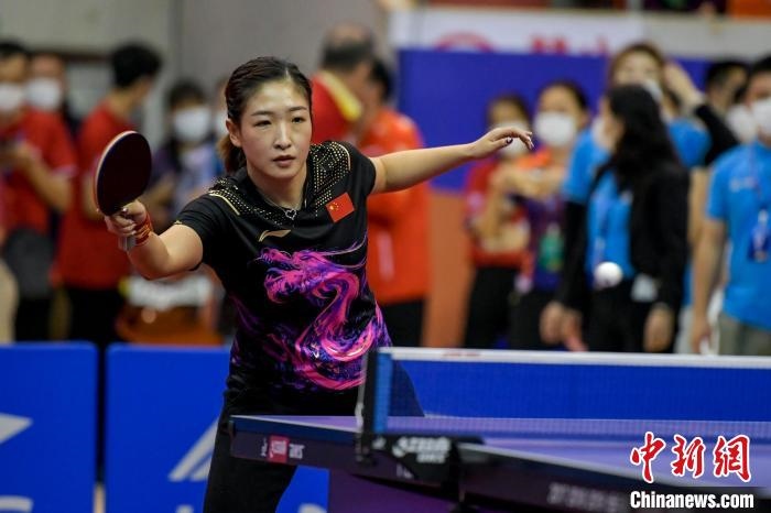 劉詩雯在2021年全國乒乓球“業(yè)余球王”總決賽中與選手互動交流球技?！●樤骑w 攝