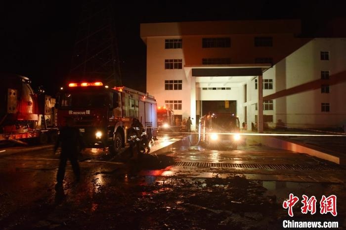 丹巴關(guān)州電站外多臺消防車輛正在開展排水作業(yè)?！≈苡?攝