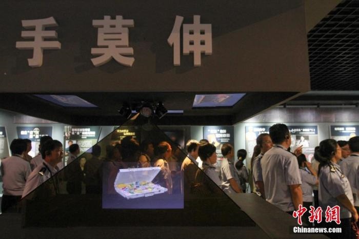 資料圖：2015年10月，海南省公安廳組織黨員干部前往反腐倡廉警示教育基地參觀受教。洪堅(jiān)鵬 攝