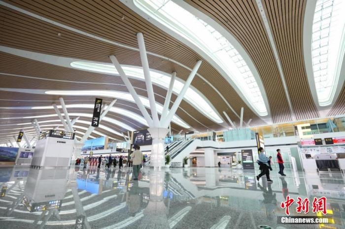 資料圖：貴陽龍洞堡國際機場T3航站樓出發(fā)大廳。 瞿宏倫 攝