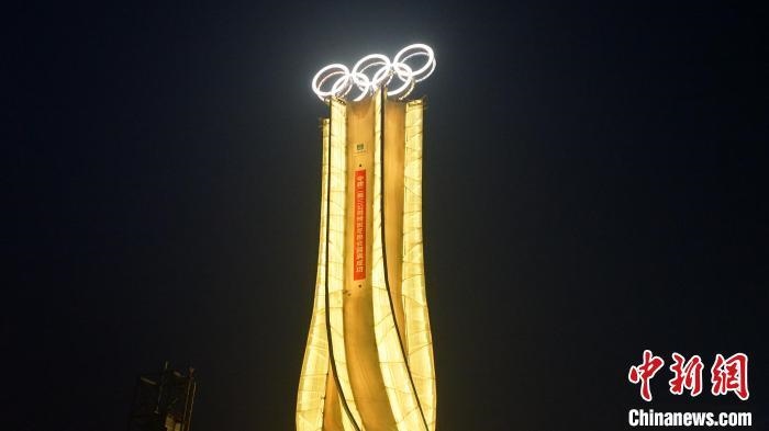 1月25日，由中建二局三公司承建的“海陀塔”順利竣工，奧運五環(huán)閃耀延慶冬奧賽區(qū)。　中建二局三公司供圖&#xA;