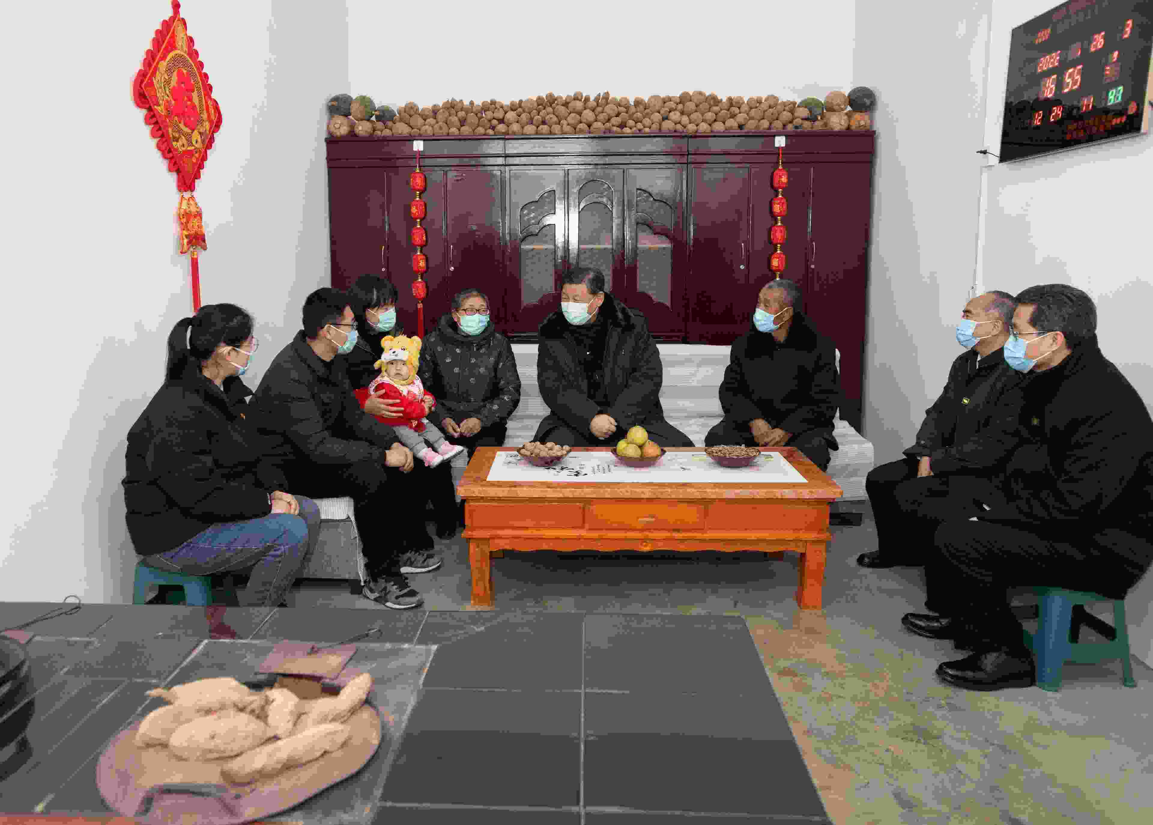 △2022年1月26日，中共中央總書記、國(guó)家主席、中央軍委主席習(xí)近平在臨汾市汾西縣僧念鎮(zhèn)段村同村民蔡文明一家親切交流。