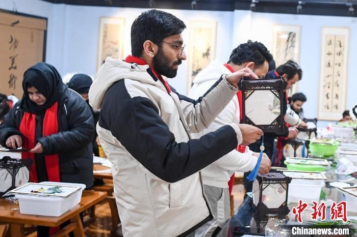 巴基斯坦留學(xué)生制作燈籠?！钊A峰 攝