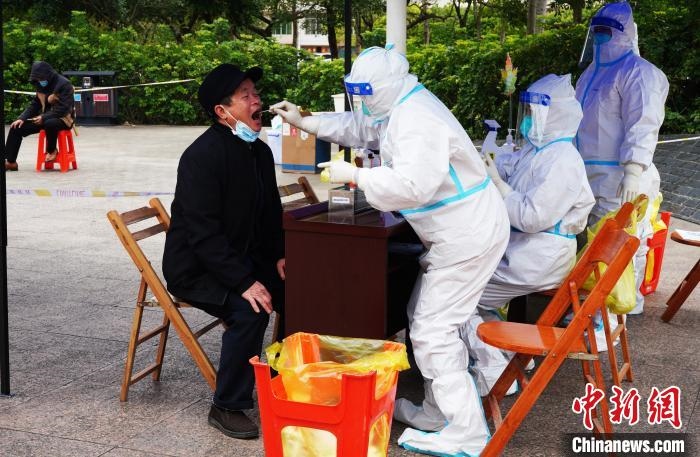 圖為德?？h組織民眾接受核酸檢測?！〉卤？h融媒體中心供圖