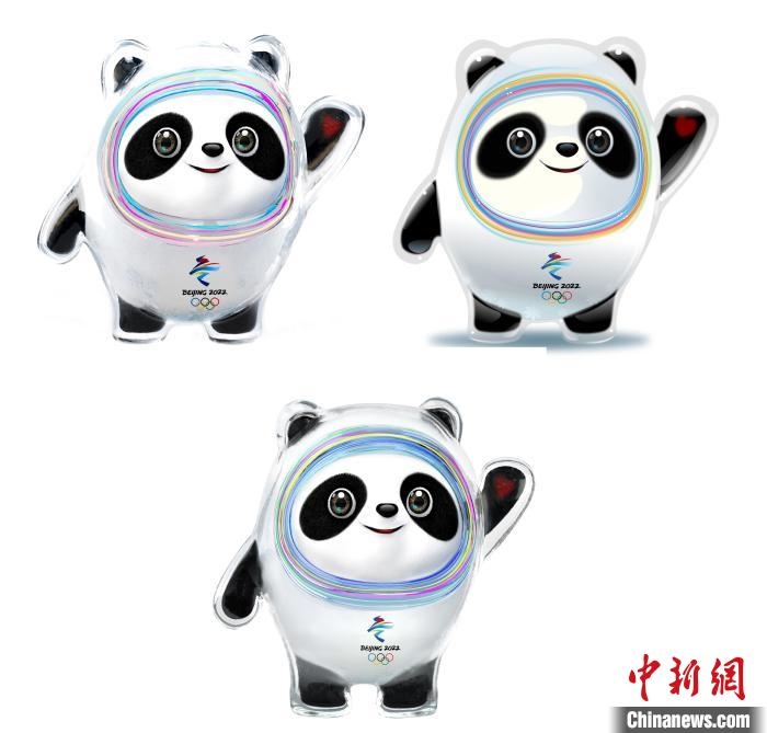 設(shè)計(jì)團(tuán)隊(duì)將“冰絲帶”的形象引入大熊貓后逐漸成型。上方兩個(gè)形象還是外八字腳，下方形象為最終定稿?！⑵皆乒﹫D