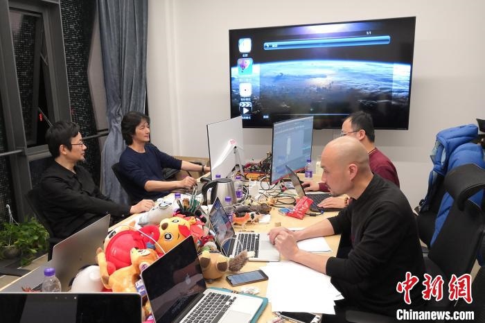 廣州美術(shù)學(xué)院曹雪、劉平云帶領(lǐng)的設(shè)計(jì)團(tuán)隊(duì)對北京冬奧會(huì)吉祥物加班加點(diǎn)進(jìn)行修改設(shè)計(jì)。(資料圖) 劉平云供圖