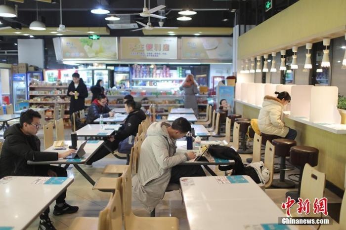 資料圖：考研學生在食堂內(nèi)復(fù)習。 泱波 攝