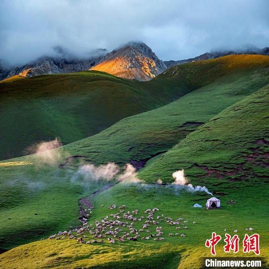 圖為作品《晨光炊煙》。　焦生福 攝